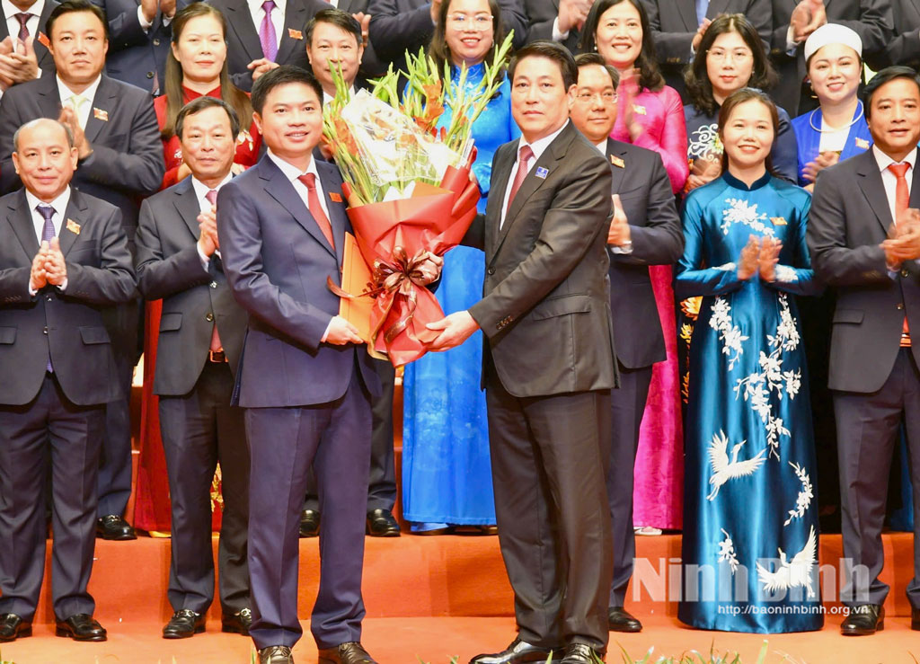 Chủ tịch nước Lương Cường trao Quyết định và tặng hoa chúc mừng đồng chí Bí thư Tỉnh uỷ Phú Thọ Trương Quốc Huy