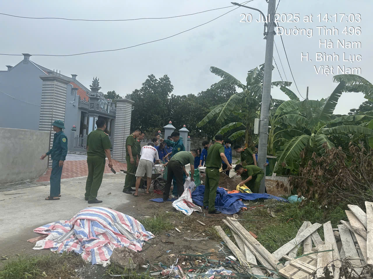 Tuổi trẻ Công an xã Bình An xung kích phòng chống bão số 3 (Wipha)