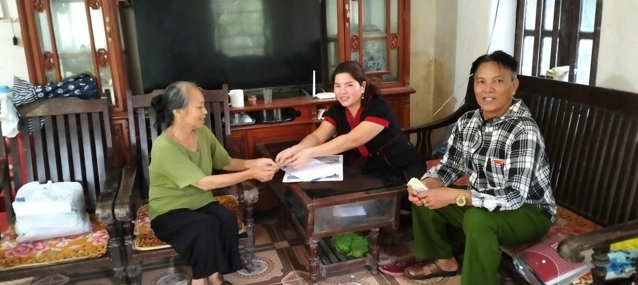 Cán bộ , công chức xã Bình An “đi từng ngõ, gõ từng nhà” để tiếp tục phát quà Quốc khánh cho người dân