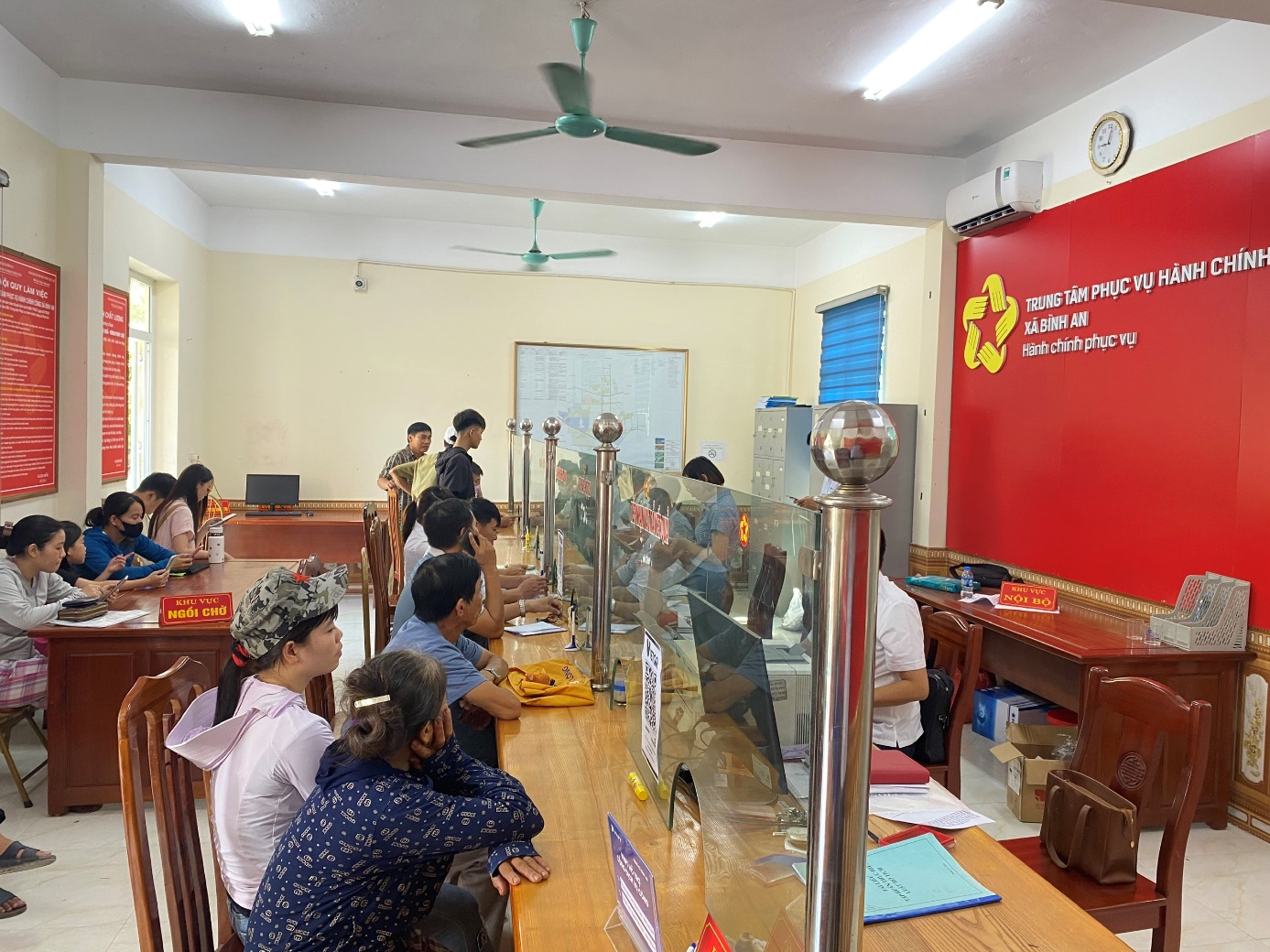 Không khí làm việc tại Trung tâm phục vụ hành chính công xã Bình An 