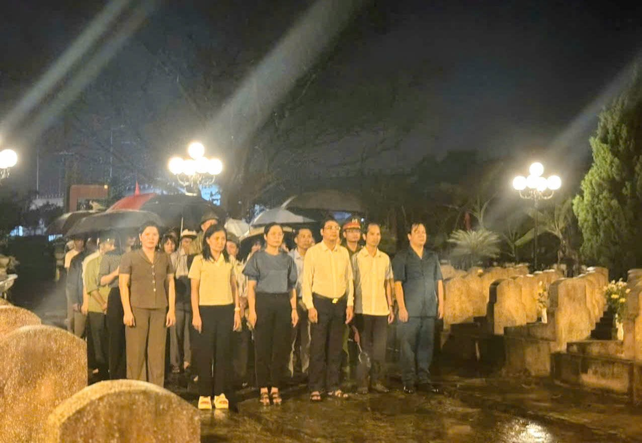 Lễ dâng hương, thắp nến tri ân các anh hùng liệt sỹ