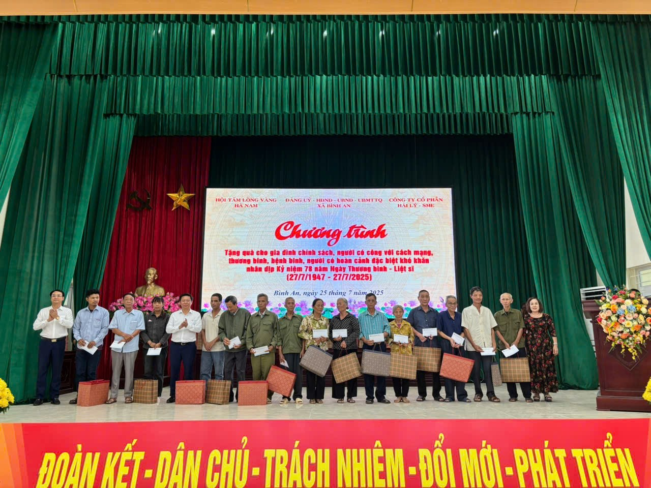 Chương trình tặng quà cho các gia đình chính sách, thương binh, bệnh binh, người có công với cách mạng, người có hoàn cảnh đặc biệt khó khăn nhân dịp kỷ niệm 78 năm ngày Thương binh - Liệt sỹ.