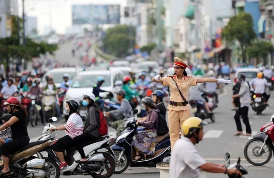 Mức phạt mới nhất với xe máy, ô tô đi ngược chiều từ 2025