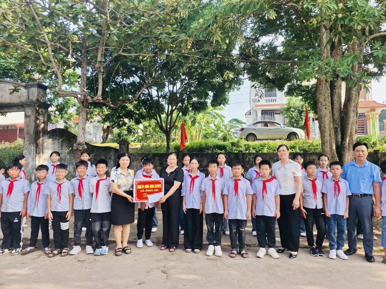 Các đồng chí lãnh đạo xã Bình An thăm, tặng quà thiếu niên, nhi đồng nhân dịp tết Trung thu